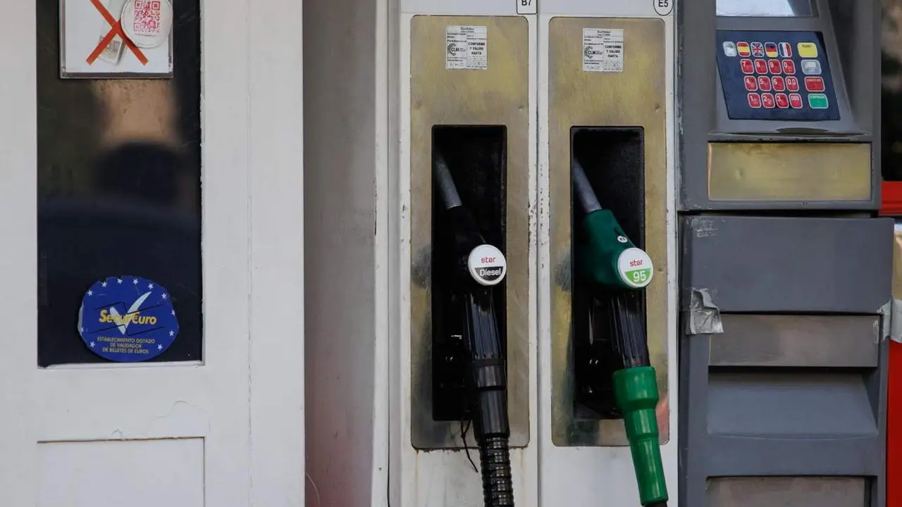  Archivo - Dispensadores de carburante en una gasolinera 