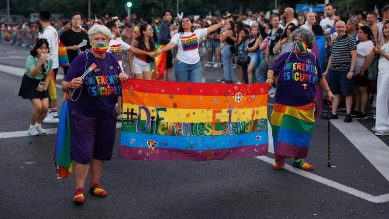  Asistentes disfrutan en la manifestaci&oacute;n por el Orgullo LGTBIQ+ 