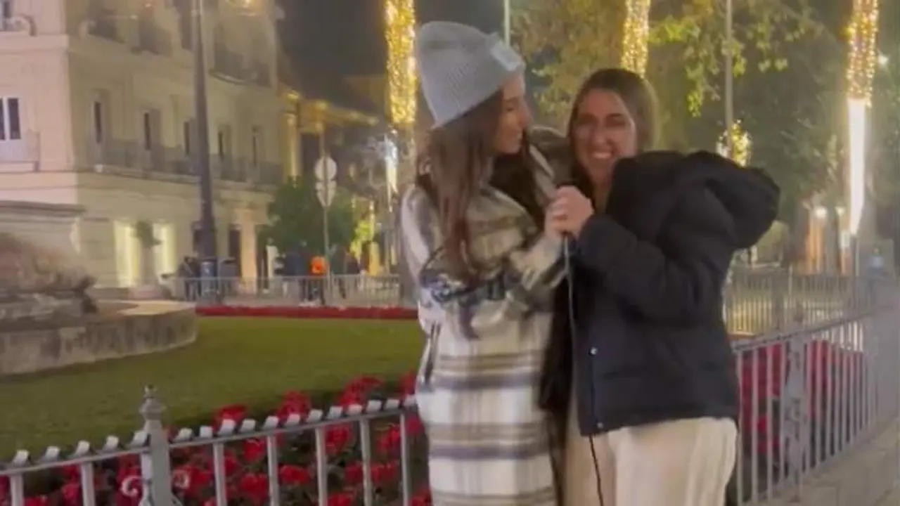  Captura del momento en el que India Mart&iacute;nez se acerca a la joven Rosa en medio de la calle de Sevilla 