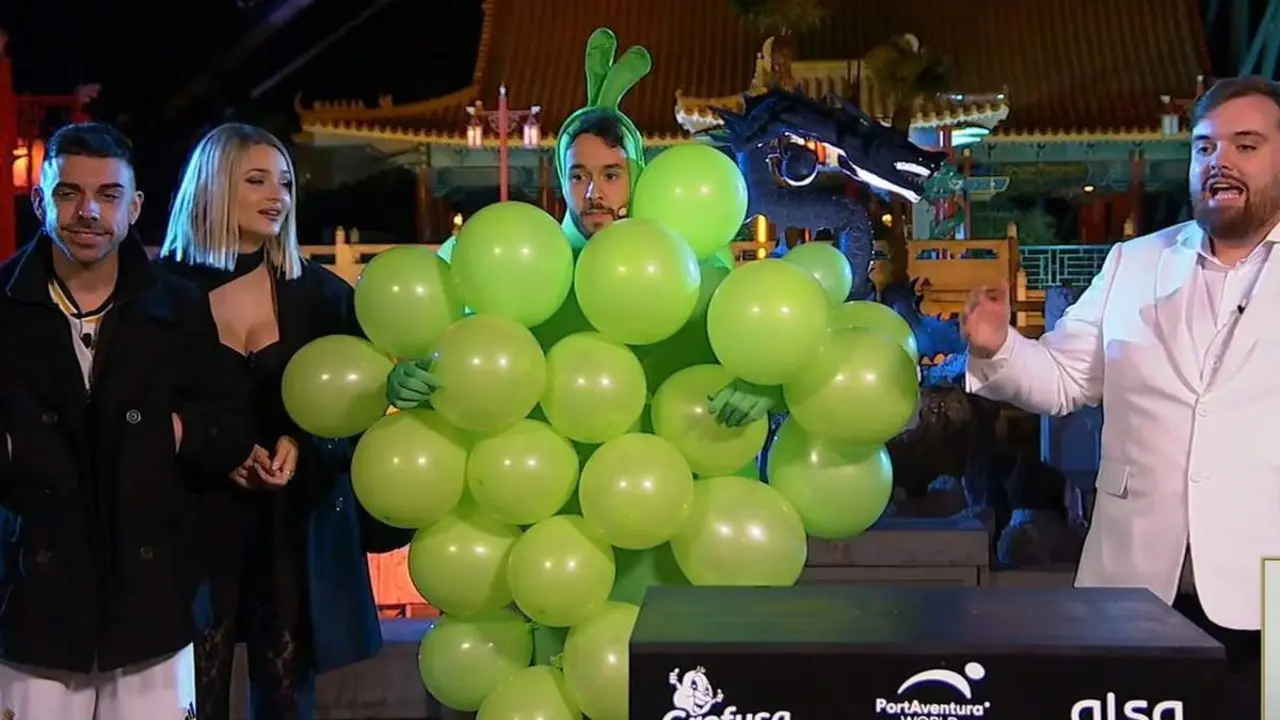  Las Campanadas de Ibai con Grefg vestido de uvas y DjMariio con la equipaci&oacute;n del Real Madrid 