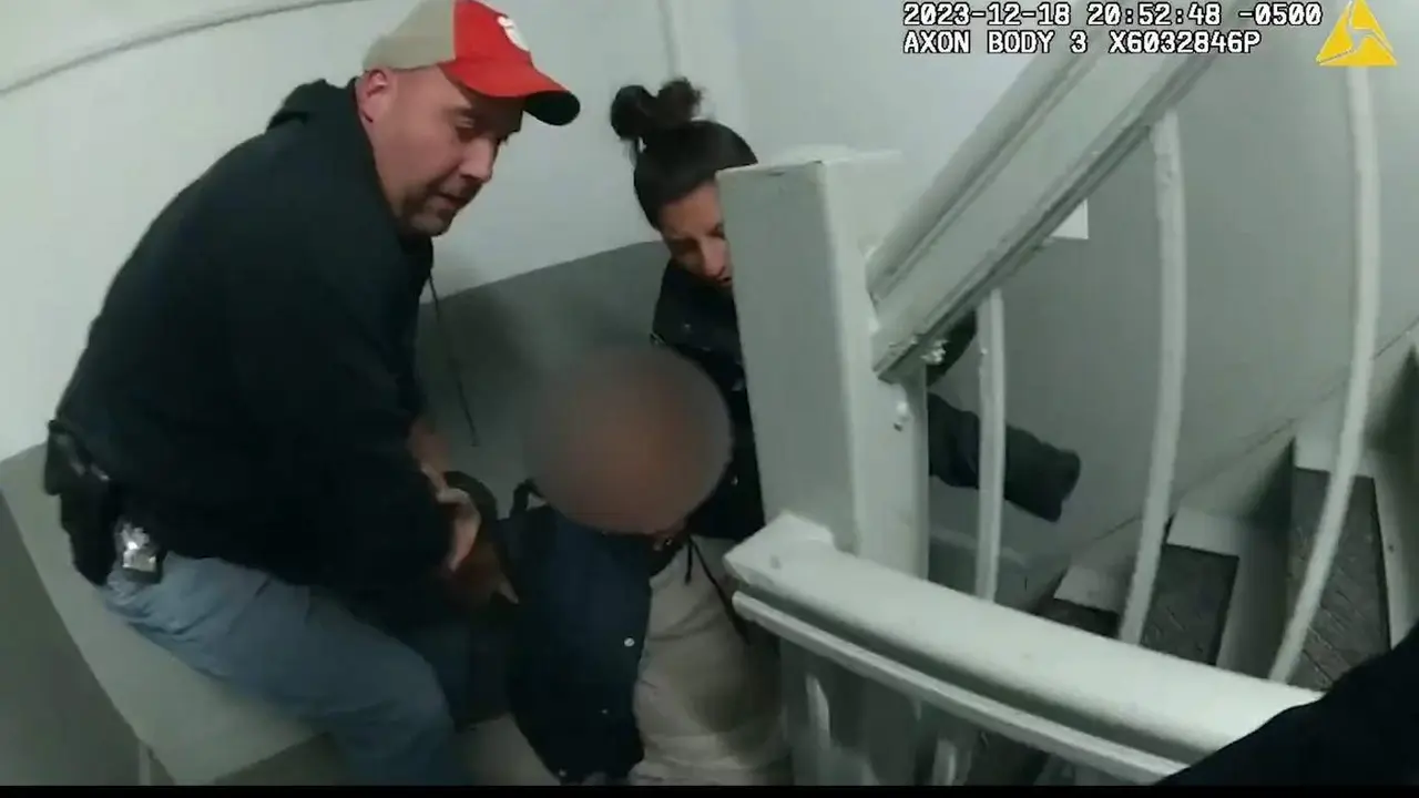  Polic&iacute;a rescatando a un hombre de un incendio en New York 