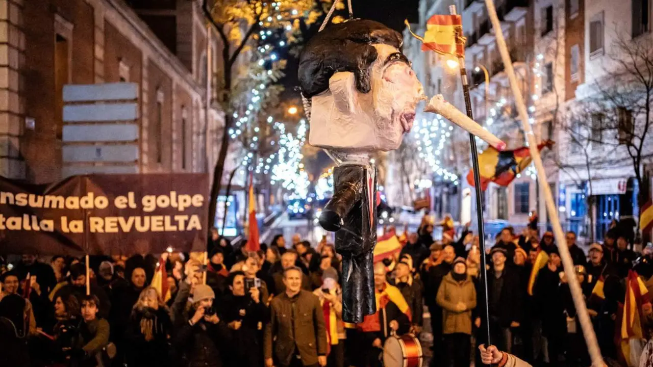  Mu&ntilde;eco de Pedro S&aacute;nchez en el acto de protesta de la Nochevieja en Ferraz - Diego Radam&eacute;s - Europa Press 