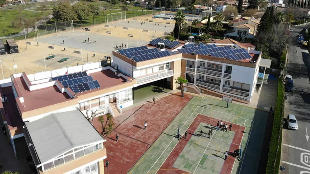  Instalaci&oacute;n fotovoltaica en un colegio p&uacute;blico del barrio sevillano de Torreblanca, resultado del proyecto europeo Powerty. 