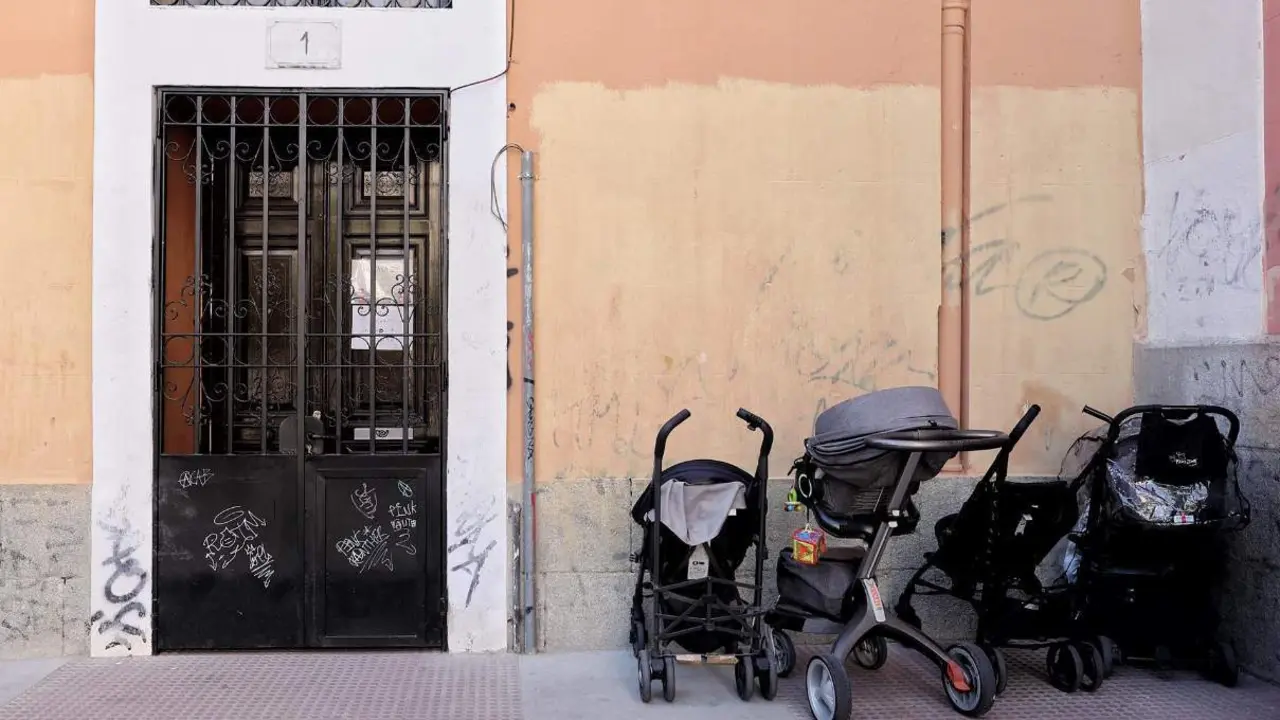  Archivo - Carritos de beb&eacute; aparcados junto a un portal. - Eduardo Parra - Europa Press - Archivo 