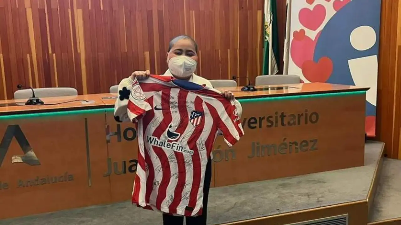  La peque&ntilde;a Paula posa con su camiseta firmada por los jugadores del Atl&eacute;tico de Madrid. 