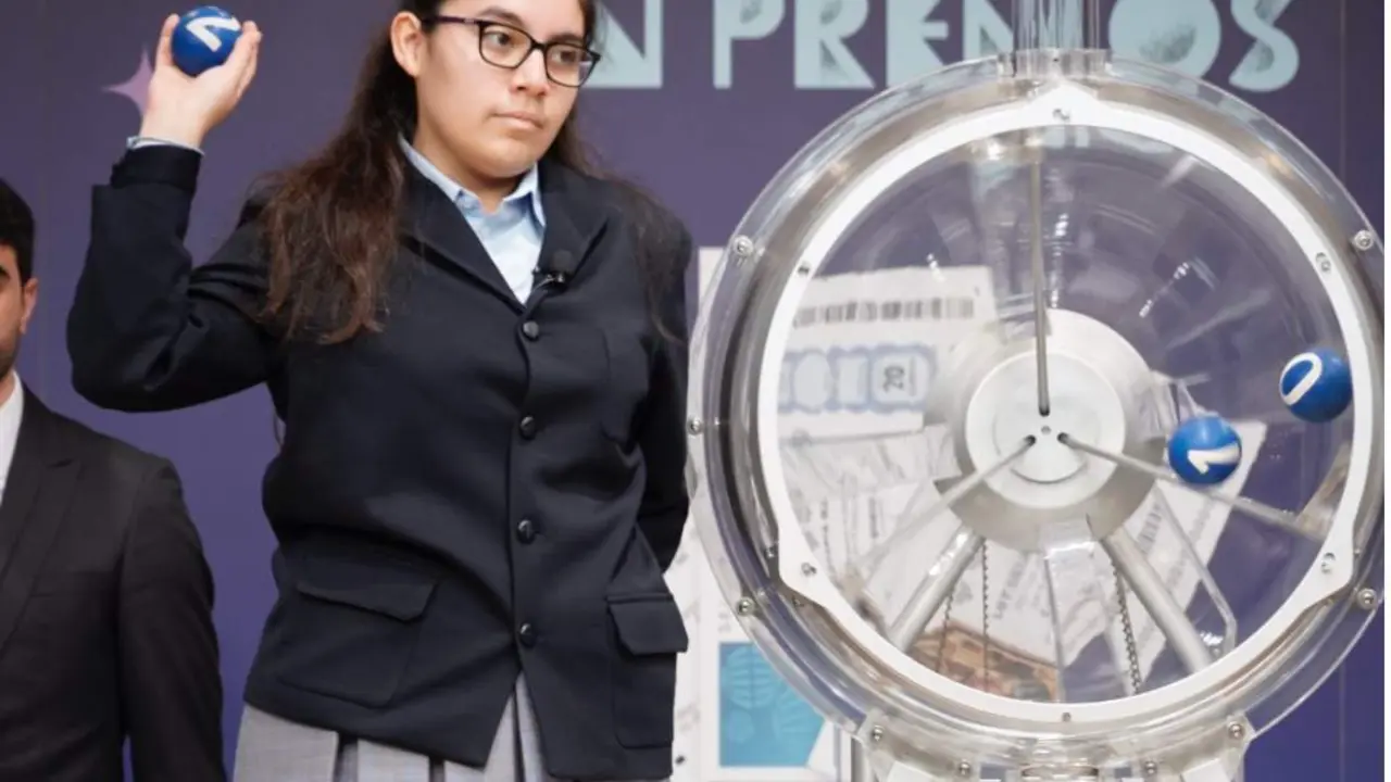  Archivo - Una de las ni&ntilde;as de San Ildefonso durante la celebraci&oacute;n del Sorteo Extraordinario del Ni&ntilde;o, a 6 de enero de 2023, en Madrid (Espa&ntilde;a). El Sorteo Extraordinario del Ni&ntilde;o celebra su 80&ordf; edici&oacute;n coincidiendo con el d&iacute;a de los Reyes Magos. La loter&iacute; - SELAE - Europa Press - Archivo 