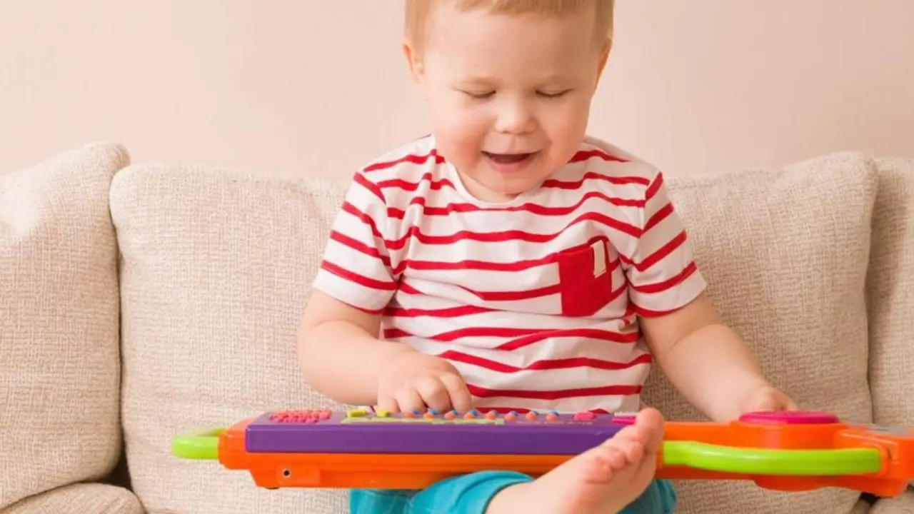  Archivo - Ni&ntilde;o jugando, juguetes. - GAES - Archivo 