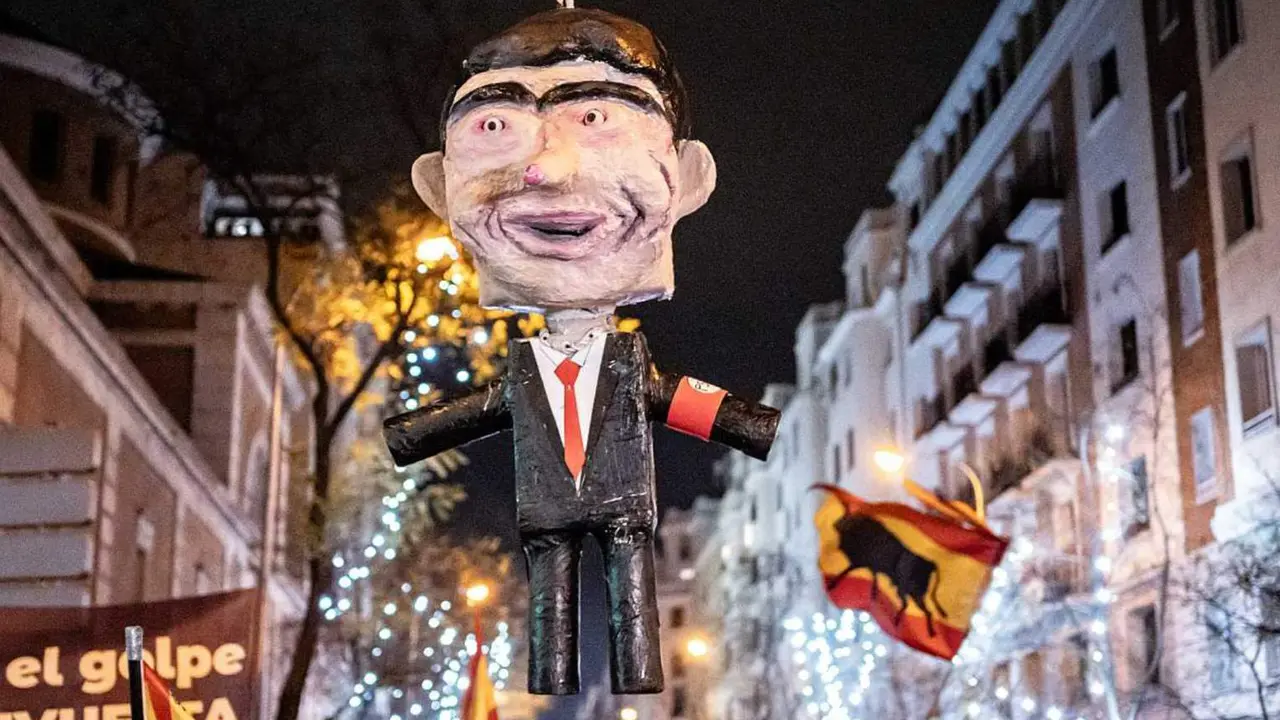  Manifestantes convocados por Revuelta cuelgan y apalean un mu&ntilde;eco de Pedro S&aacute;nchez en Ferraz la pasada Nochevieja. DIEGO RADAM&Eacute;S / EUROPA PRESS 