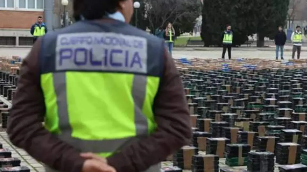  Varios agentes de polic&iacute;a muestran el alijo incautado en un operativo contra el tr&aacute;fico de drogas en el Complejo Policial de Canillas 