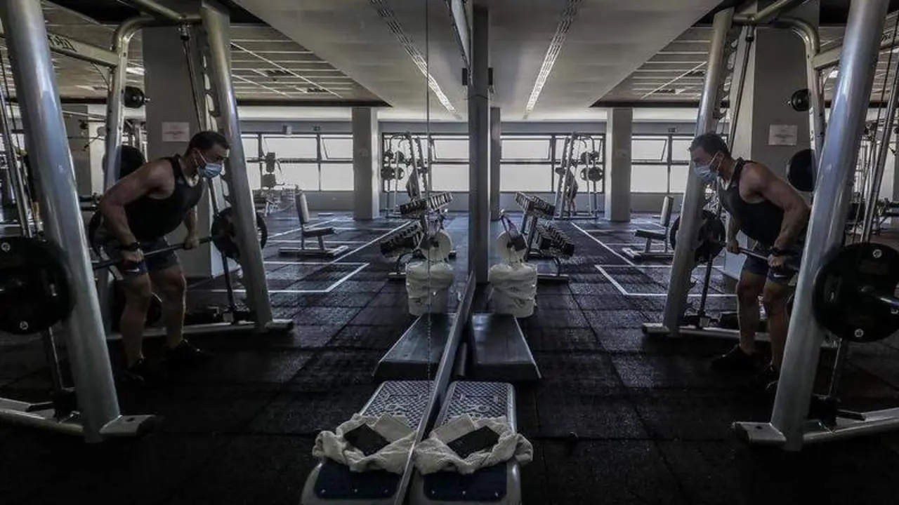  Archivo - Un hombre realiza deporte en las instalaciones de un gimnasio el d&iacute;a que se reabren los recintos deportivas en Valencia, Comunidad Valenciana (Espa&ntilde;a), a 15 de marzo de 2021. - Rober Solsona - Europa Press - Archivo 