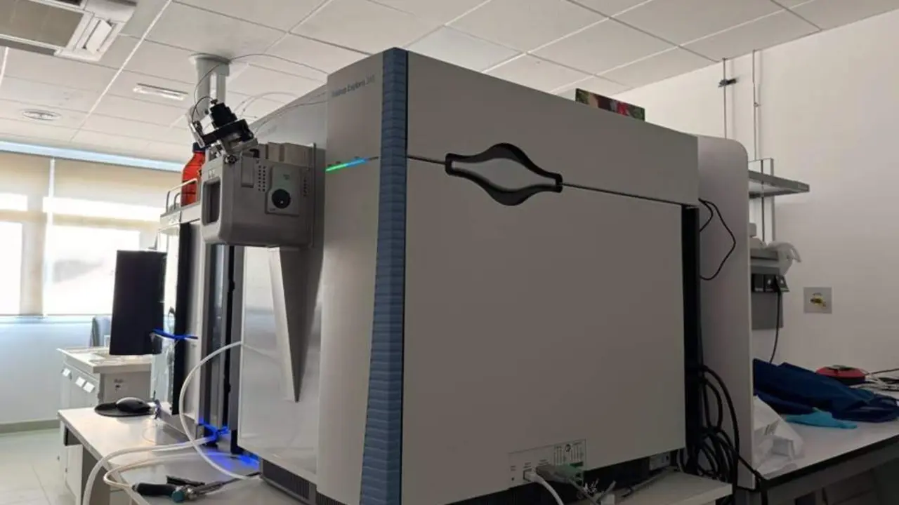  Los expertos emplearon una t&eacute;cnica anal&iacute;tica denominada espectometr&iacute;a de masas de alta resoluci&oacute;n, que identifica las sustancias y compuestos qu&iacute;micos. - FUNDACI&Oacute;N DESCUBRE 