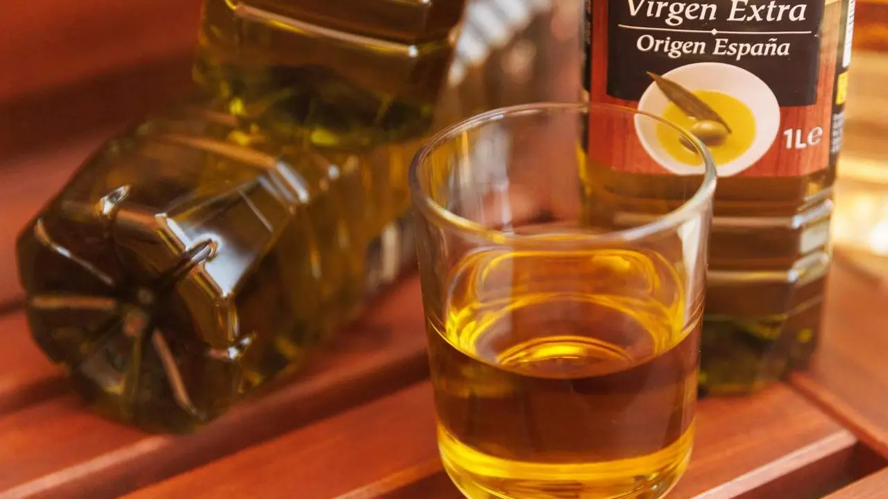  Archivo - Botellas y vasos de aceite de oliva - Eduardo Parra - Europa Press - Archivo 