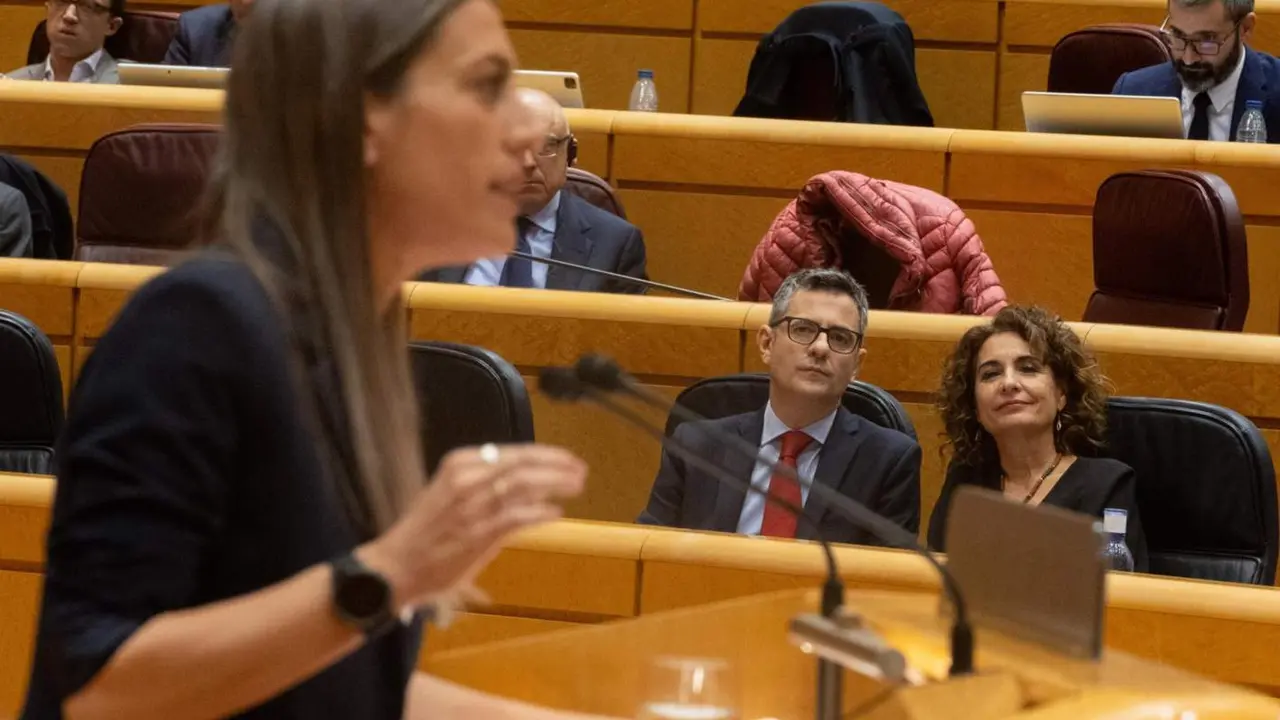  El ministro de la Presidencia, Relaciones con las Cortes y Justicia, F&eacute;lix Bola&ntilde;os y la vicepresidenta primera y ministra de Hacienda, Mar&iacute;a Jes&uacute;s Montero, mientras interviene la portavoz de Junts en el Congreso, Miriam Nogueras - Eduardo Parra - Europa Pres 
