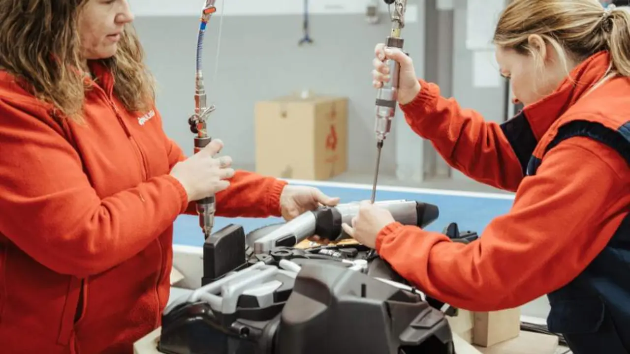  Trabajadoras de una f&aacute;brica industrial 