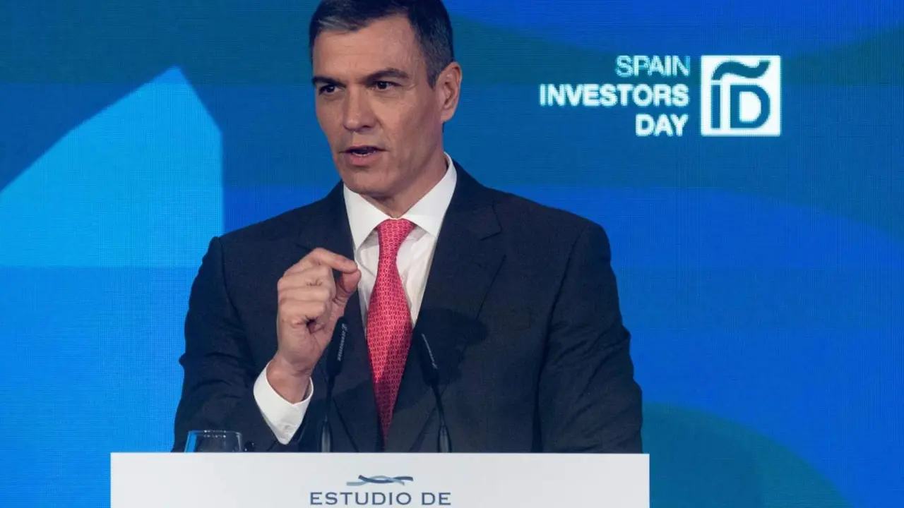  El presidente del Gobierno, Pedro S&aacute;nchez, interviene durante la segunda y &uacute;ltima jornada de la XIV edici&oacute;n de Spain Investors Day, en el Hotel Mandarin Oriental Ritz, a 11 de enero de 2024, en Madrid (Espa&ntilde;a). Spain Investors Day (SID) es un foro profesional - Eduardo Parra - Europa Press 