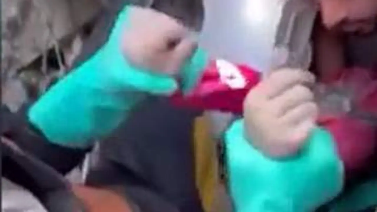  Rescatan a una ni&ntilde;a entre los escombros en Gaza 