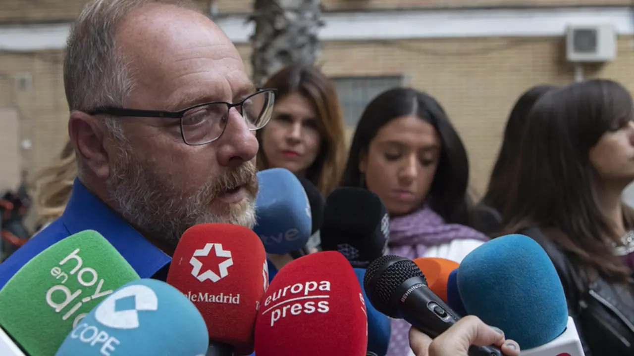  Archivo - El padre de Marta, Antonio del Castillo atiende a los medios de comunicaci&oacute;n ante al puerta de su domicilio - Mar&iacute;a Jos&eacute; L&oacute;pez - Europa Press - Archivo 