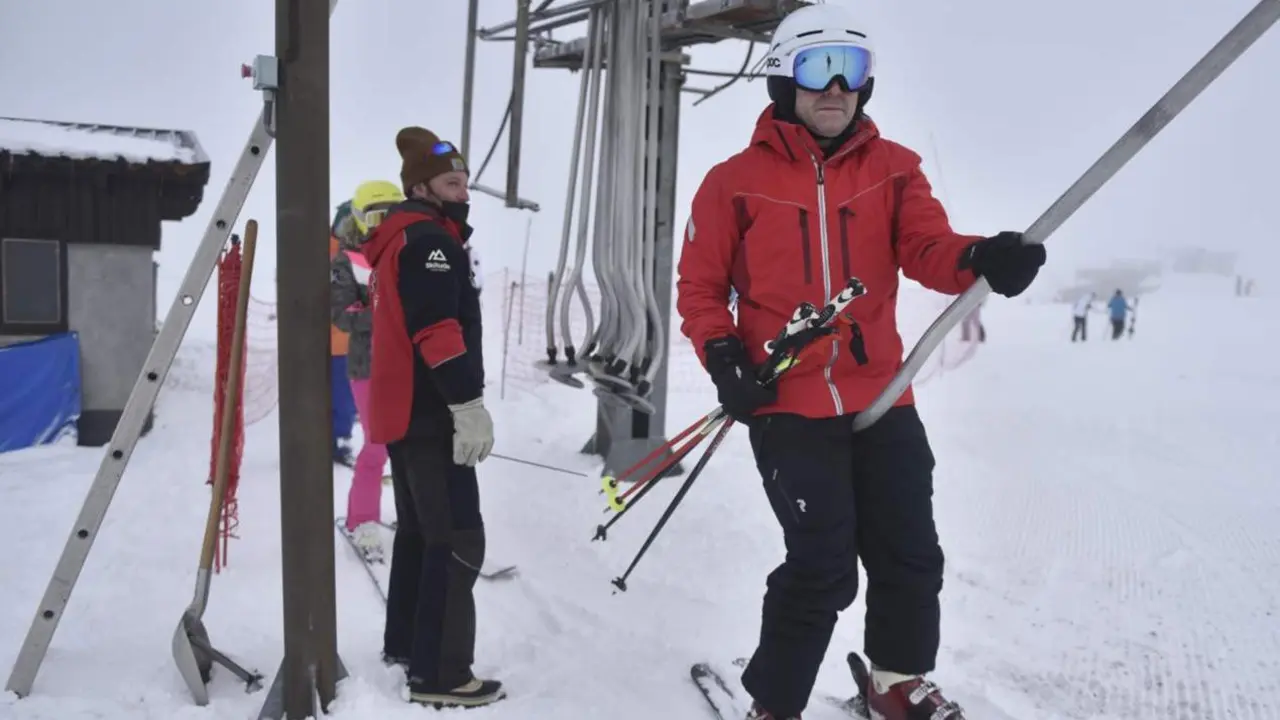  Archivo - Un esquiador sube al remonte, en el d&iacute;a que comienza la temporada de esqu&iacute;, en la estaci&oacute;n de Candanch&uacute;, a 3 de diciembre de 2022, en xx, Huesca, Arag&oacute;n (Espa&ntilde;a). - Ver&oacute;nica Lacasa - Europa Press - Archivo 