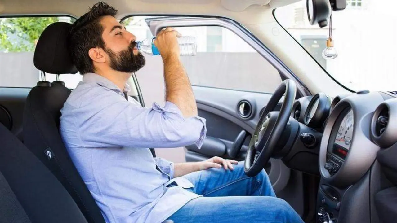  Archivo - Hidrataci&oacute;n, beber agua conduciendo - INSTITUTO DE INVESTIGACI&Oacute;N AGUA Y SALUD - Archivo 