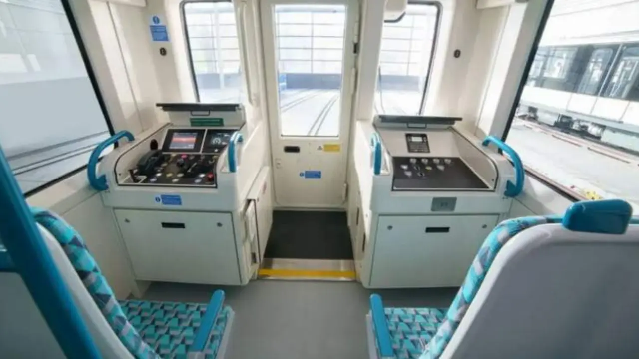  La cabina delantera de los nuevos trenes DLR con pegatinas en lugar de controles; Los volantes se agregar&aacute;n m&aacute;s adelante: cr&eacute;dito Transport for London, publicado 
