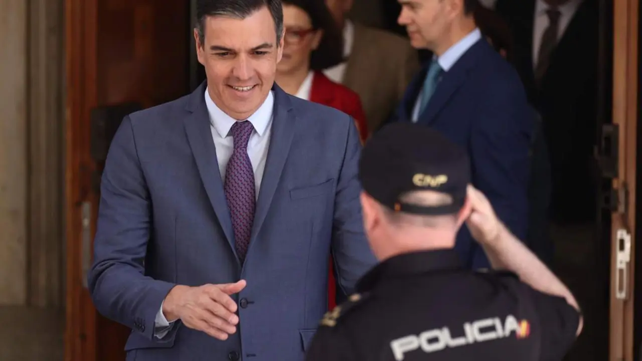  Archivo - Un agente de Polic&iacute;a Nacional saluda al presidente del Gobierno, Pedro S&aacute;nchez, a su salida de una reuni&oacute;n con los diputados y senadores del PSOE, en el Congreso de los Diputados, a 1 de junio de 2022, en Madrid (Espa&ntilde;a). - Eduardo Parra - Europa Press - Archivo 