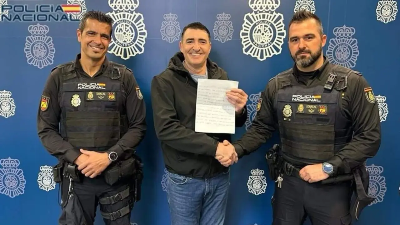  Dos agentes realizan la maniobra de Heimlich para evitar que un hombre se atragantara con un torrezno en Alicante - POLIC&Iacute;A NACIONAL 