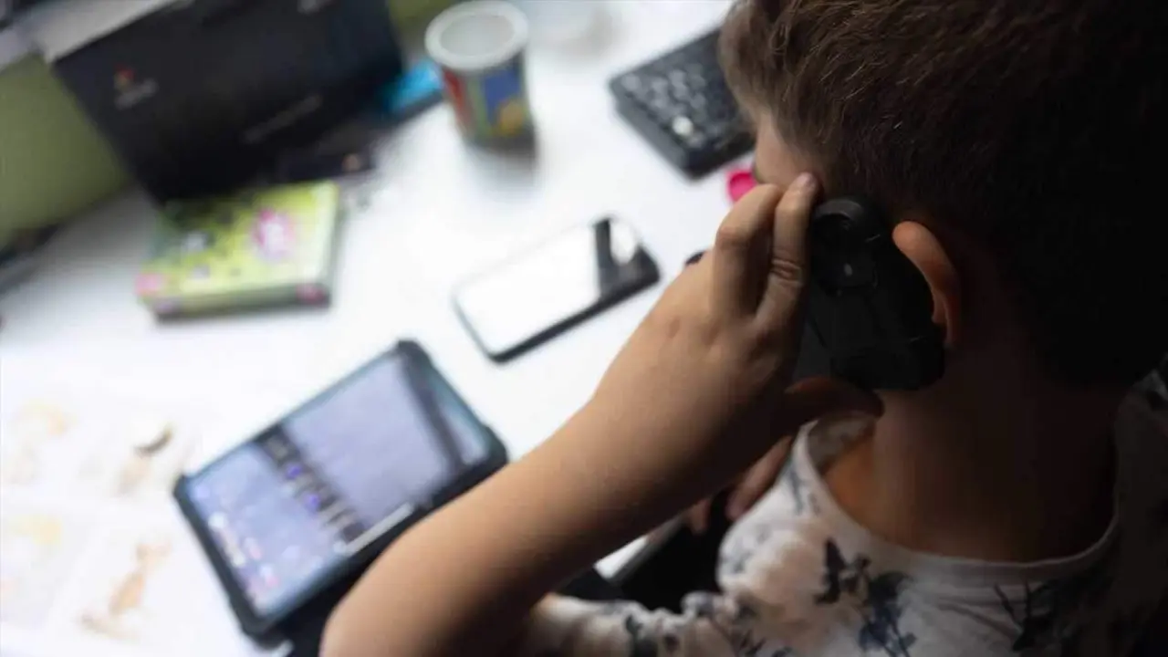  Menor utilizando dispositivos conectados a internet 