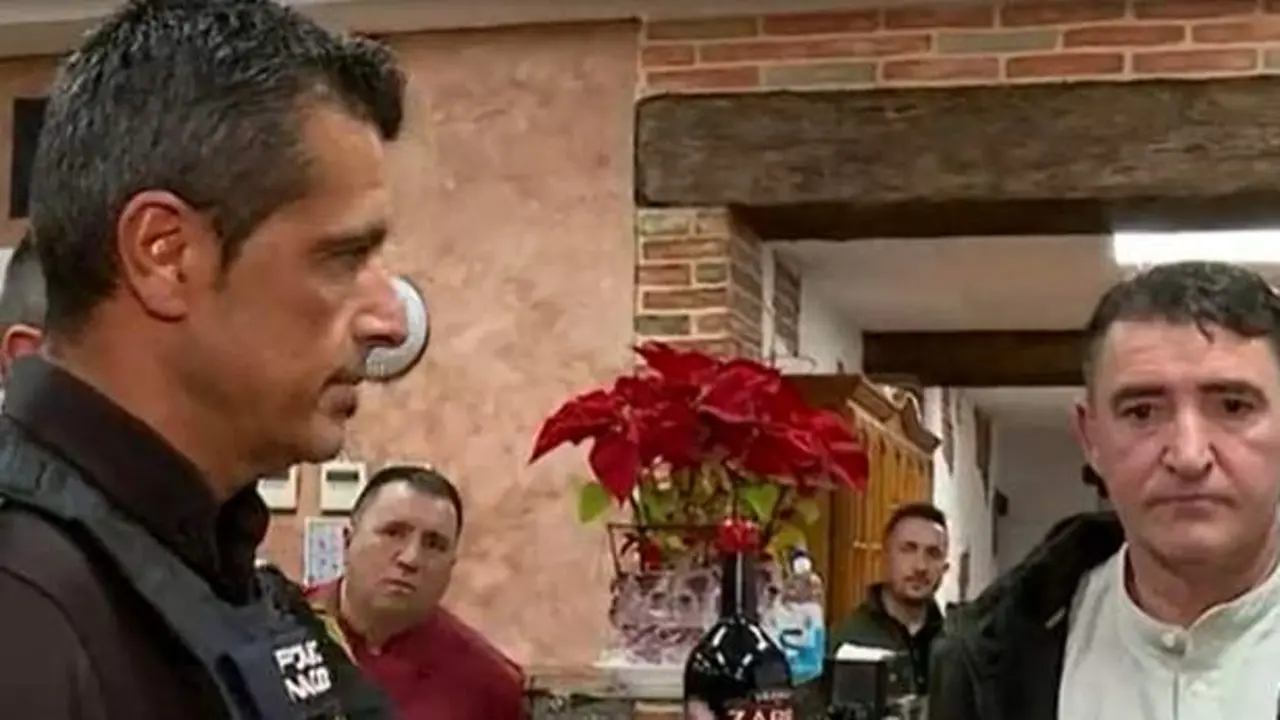  Fotograf&iacute;a del agente y el hombre al que salvaron 