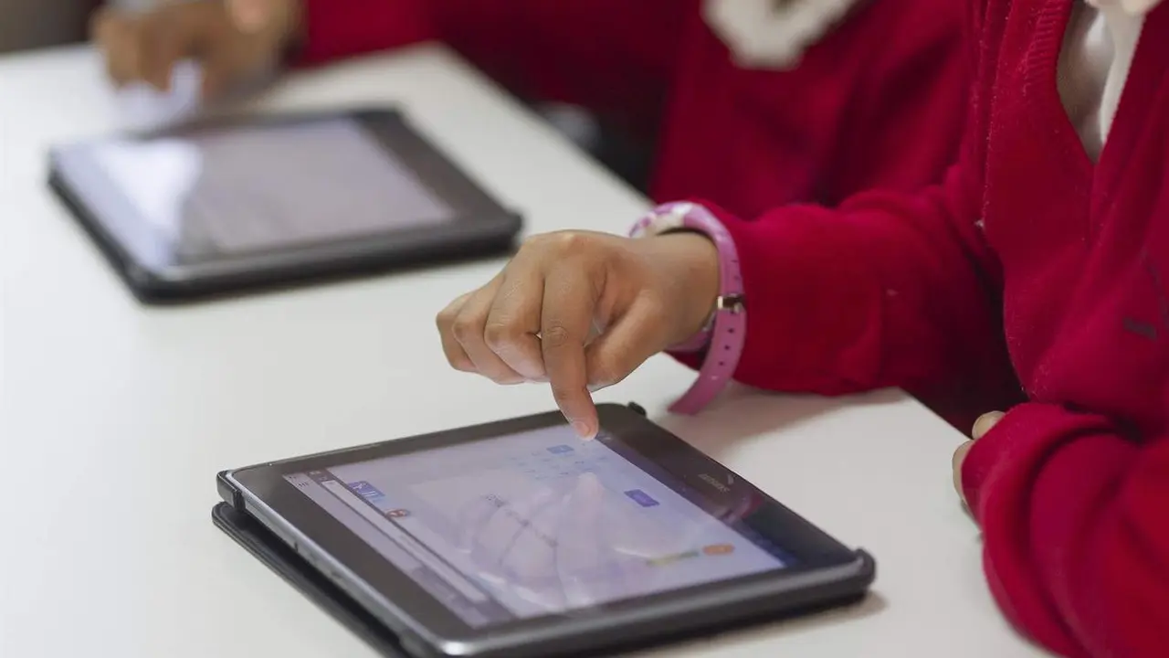  Colegio, aula, primaria, clase, ni&ntilde;o, ni&ntilde;a, ni&ntilde;os, estudiando, estudiar, deberes, nuevas tecnolog&iacute;as, tablet 