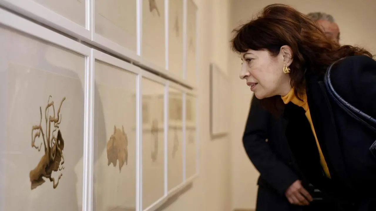  La ministra de Igualdad, Ana Redondo, observa una de las obras de la exposici&oacute;n &lsquo;&Aacute;rbol&rsquo; del artista Enrique Reche, en el Museo de Arte Contempor&aacute;neo Patio Herreriano, a 28 de diciembre de 2023, en Valladolid, Castilla y Le&oacute;n (Espa&ntilde;a). - Photogenic/Claudia Alba - Europa Press 