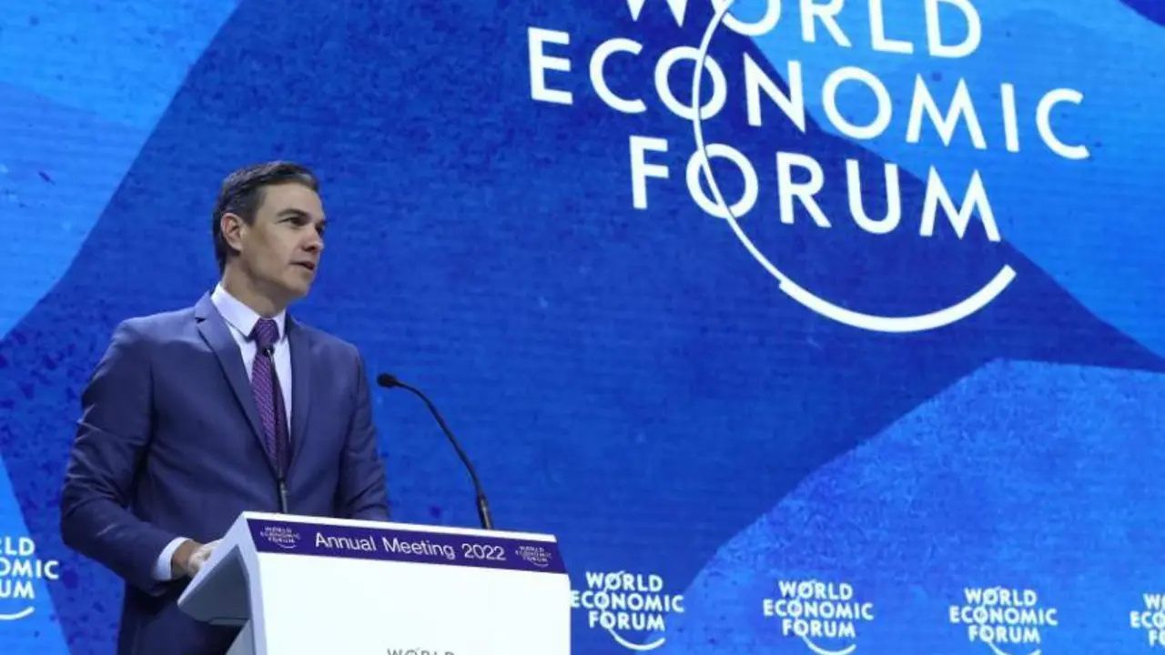  El presidente del Gobierno, Pedro S&aacute;nchez, durante su intervenci&oacute;n en el Foro Econ&oacute;mico Mundial en Davos 