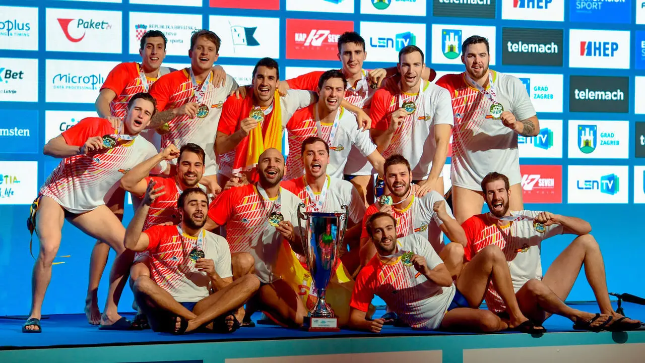  La Selecci&oacute;n Espa&ntilde;ola de Waterpolo con la copa del Campeonato de Europa 