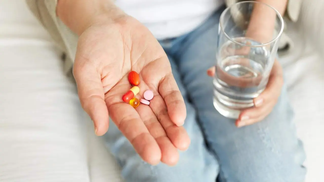  Archivo - Pastillas, analg&eacute;sicos, f&aacute;rmacos, antibi&oacute;tico 