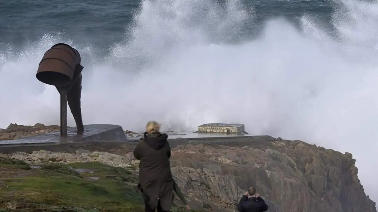  Varias personas observan el oleaje en los alrededores de la Torre de H&eacute;rcules, durante el paso de la borrasca &lsquo;Ciar&aacute;n&rsquo;, a 3 de noviembre de 2023, en A Coru&ntilde;a, Galicia (Espa&ntilde;a), en una foto de archivo - M. Dylan - Europa Press - Archivo 