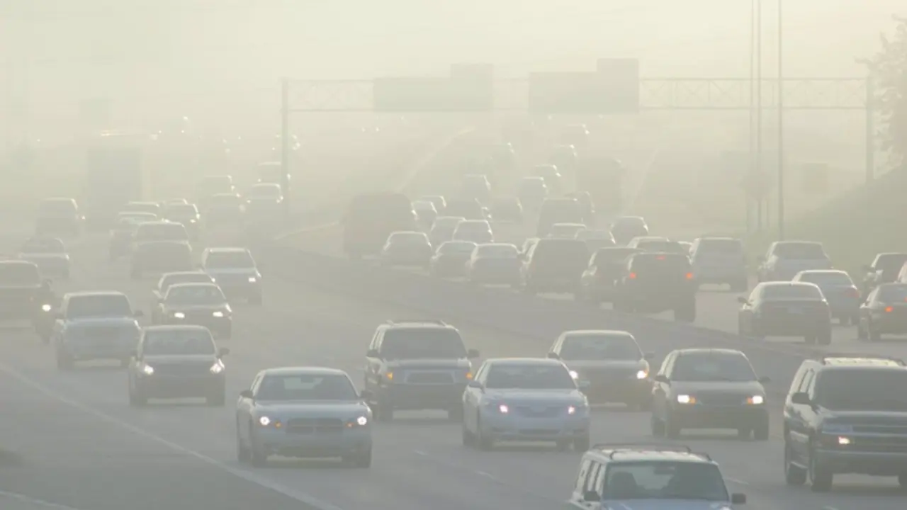  Archivo - Contaminaci&oacute;n, tr&aacute;fico, atasco, coches, niebla - INTERMOUNTAIN MEDICAL CENTER HEART INSTITUTE. 