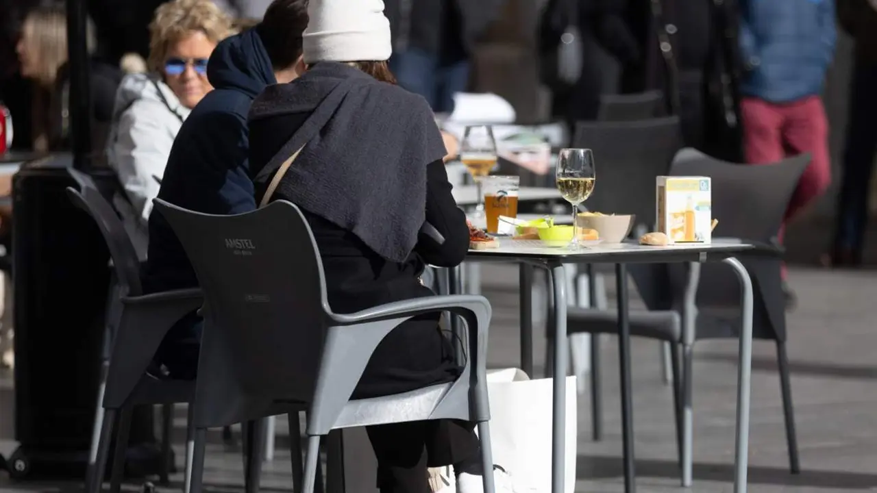  Archivo - Varias personas en la terraza de una bar, a 4 de diciembre de 2023, en Madrid (Espa&ntilde;a). - Eduardo Parra - Europa Press - Archivo 
