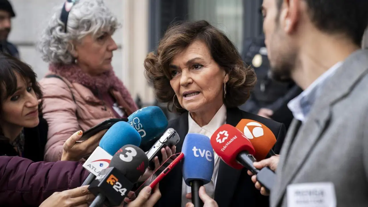  Archivo - La diputada en el Congreso y ex vicepresidenta del Gobierno Carmen Calvo, ofrece declaraciones a su llegada al acto de jura de la Constituci&oacute;n ante las Cortes Generales, en el Congreso de los Diputados, a 31 de octubre de 2023, en Madrid (Espa&ntilde;a - A. P&eacute;rez Meca - Europa Press - Archivo 