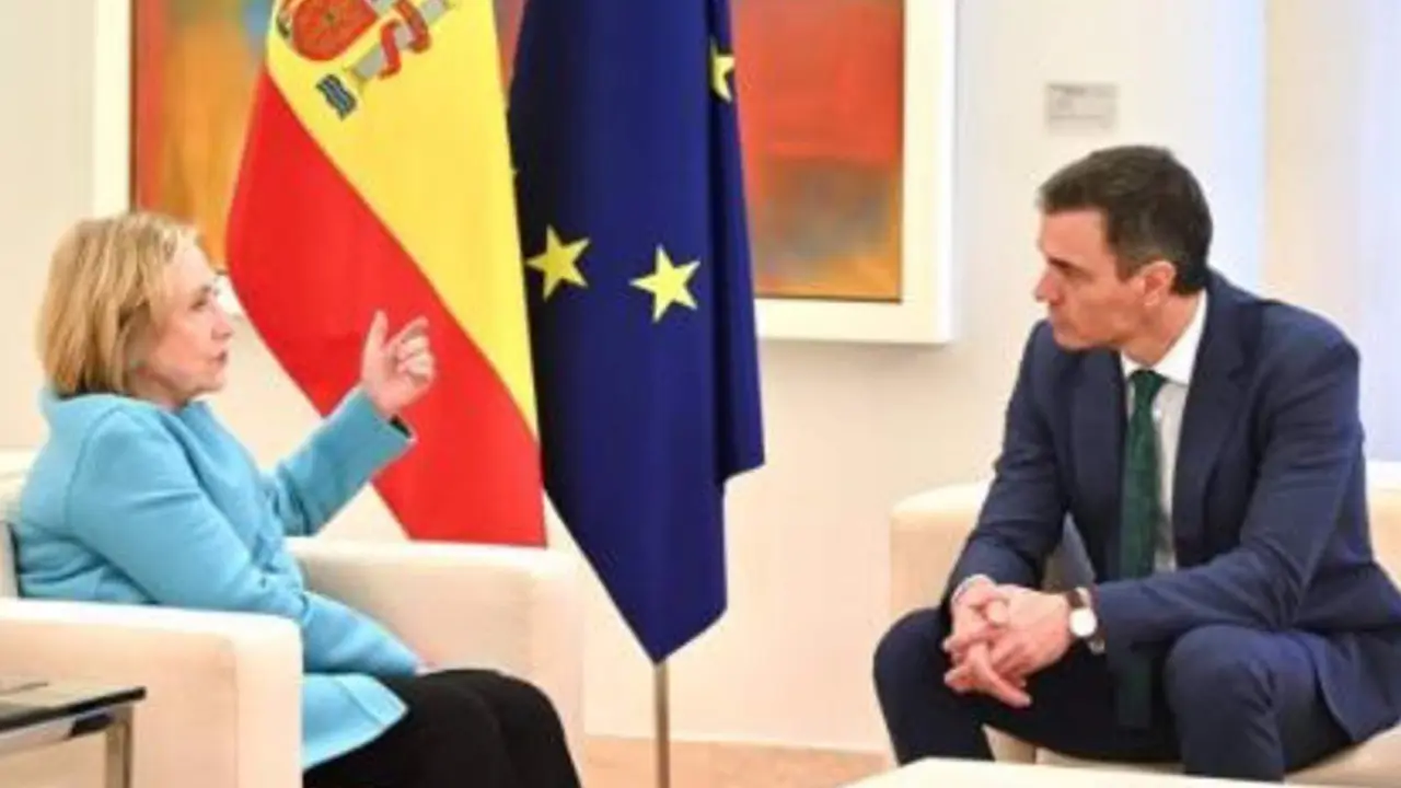  El presidente del Gobierno, Pedro S&aacute;nchez, recibe en Moncloa a Hillary Clinton - MONCLOA/BORJA PUIG DE LA BELLACASA 