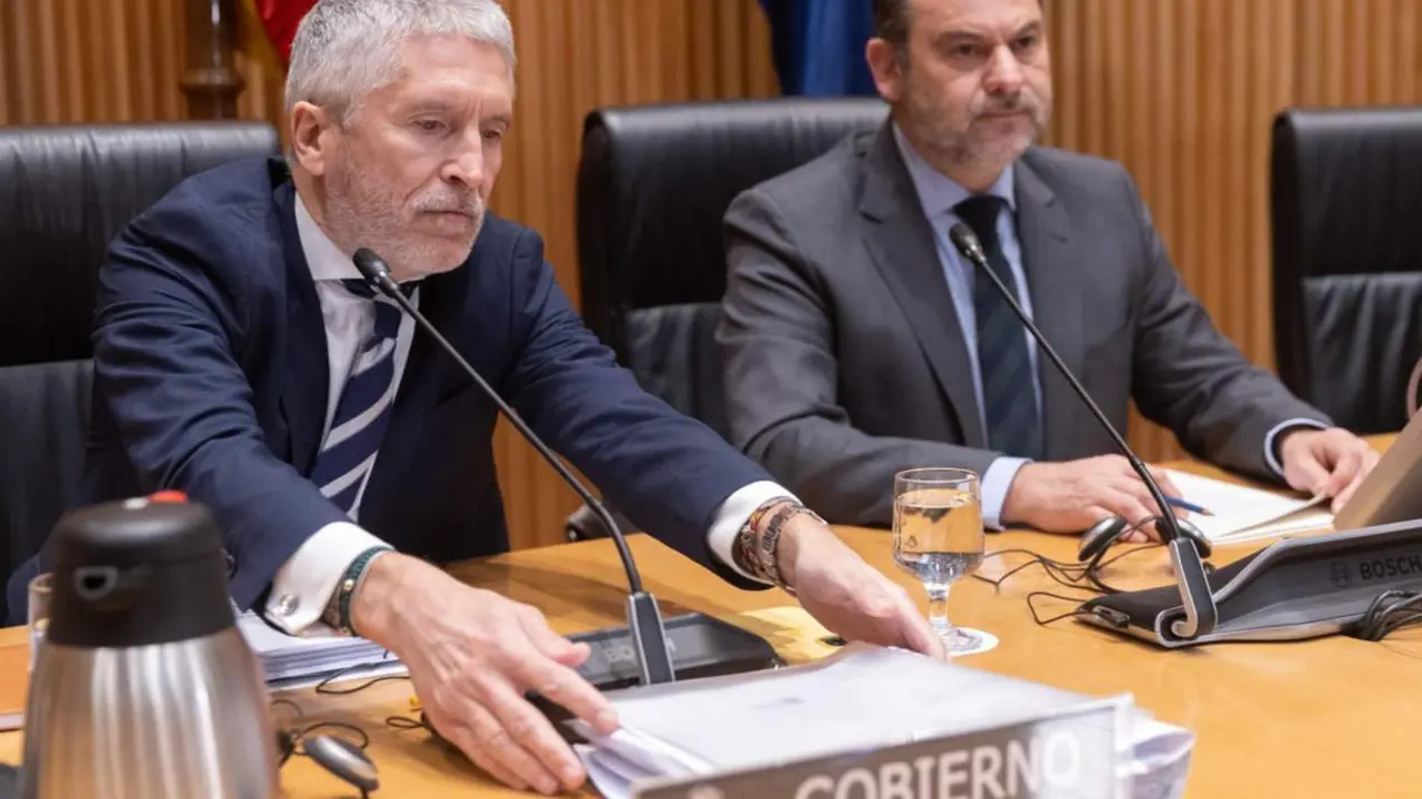  El ministro de Interior, Fernando Grande-Marlaska (i) y el presidente de la comisi&oacute;n de Interior, Jos&eacute; Luis &Aacute;balos (d), durante la Comisi&oacute;n de Interior, en el Congreso de los Diputados, a 23 de enero de 2024, en Madrid (Espa&ntilde;a).Durante la comisi&oacute;n, Marlas - Eduardo Parra - Europa Press 
