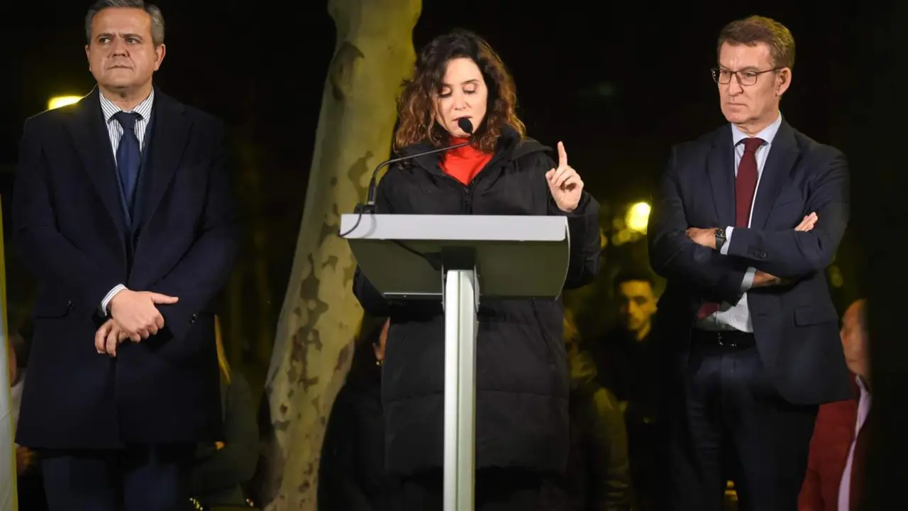  La presidenta de la Comunidad de Madrid, Isabel D&iacute;az Ayuso (c), y el presidente del Partido Popular, Alberto N&uacute;&ntilde;ez Feij&oacute;o (d), participan en el acto de homenaje y recuerdo a Gregorio Ord&oacute;&ntilde;ez, en los Jardines de Gregorio Ord&oacute;&ntilde;ez, a 23 de enero de 2024, en - Gustavo Valiente - Europa Press 