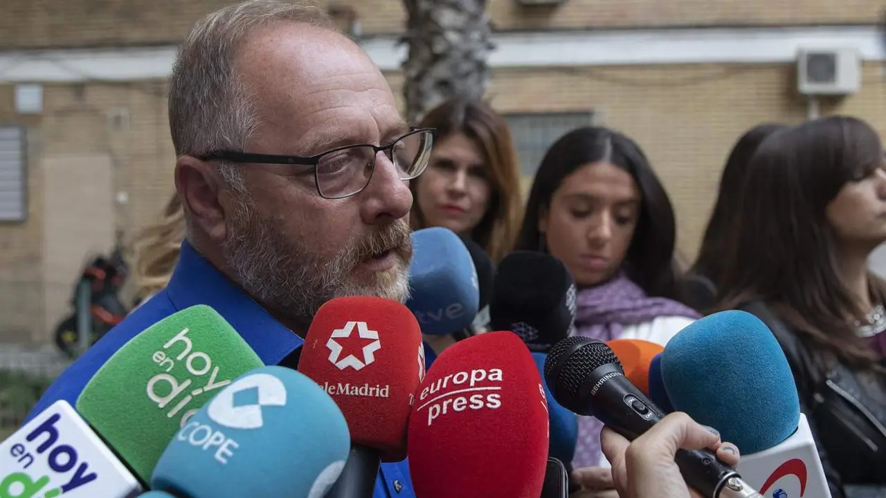  El padre de Marta, Antonio del Castillo atiende a los medios de comunicaci&oacute;n 