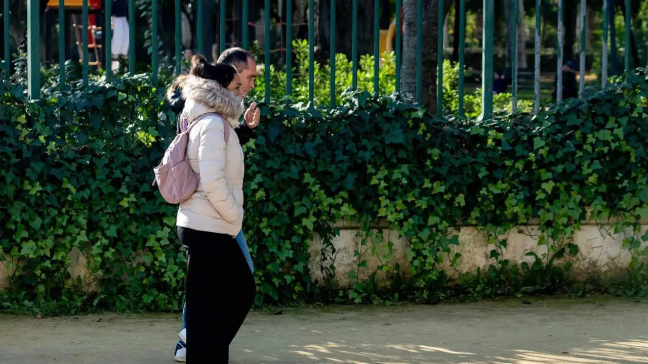 Personas abrigadas pasean por el Parque de Mar&iacute;a Luisa, en un d&iacute;a fr&iacute;o y el soleado a la vez, a 27 de diciembre del 2023 en Sevilla (Andaluc&iacute;a, Espa&ntilde;a). - Eduardo Briones - Europa Press 