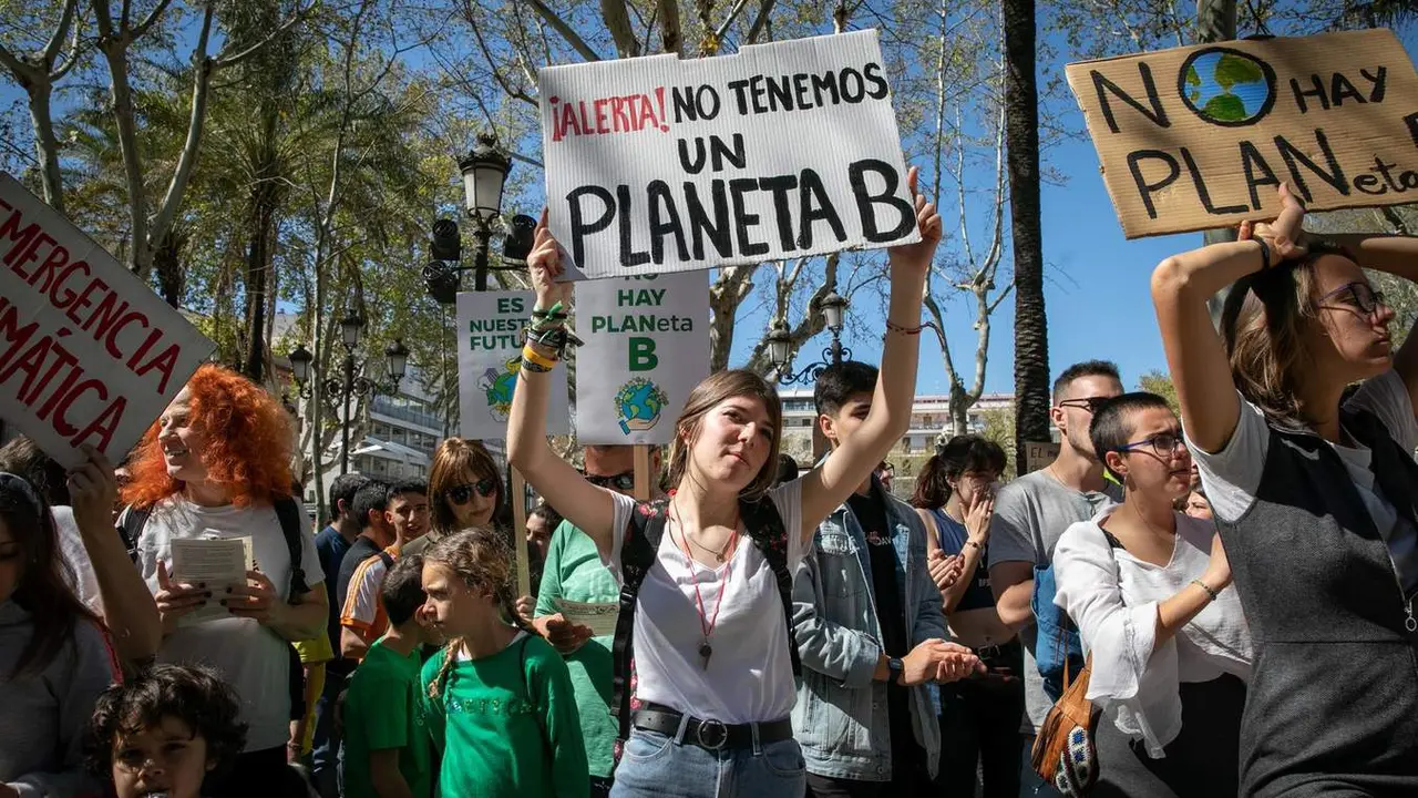 Marcha de j&oacute;venes contra el cambio clim&aacute;tico bajo el lema 'Juventud por el clima' en Sevilla 