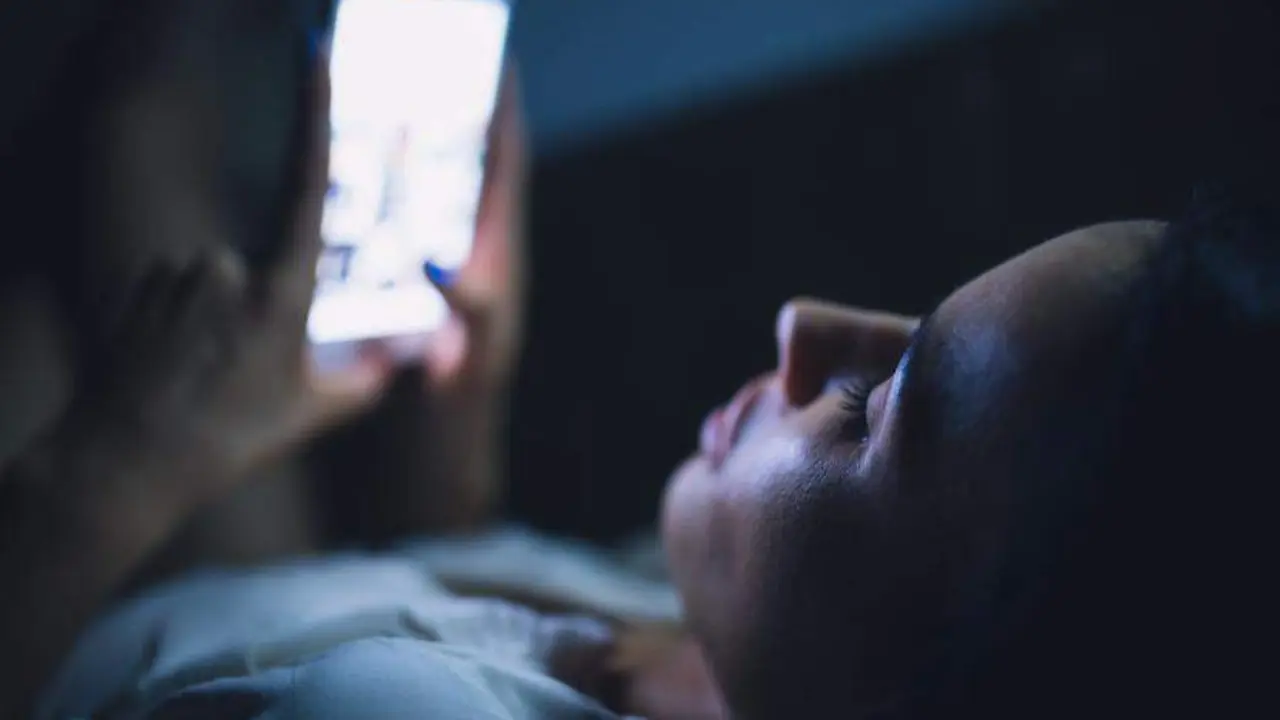  Mujer mirando redes sociales en el tel&eacute;fono 