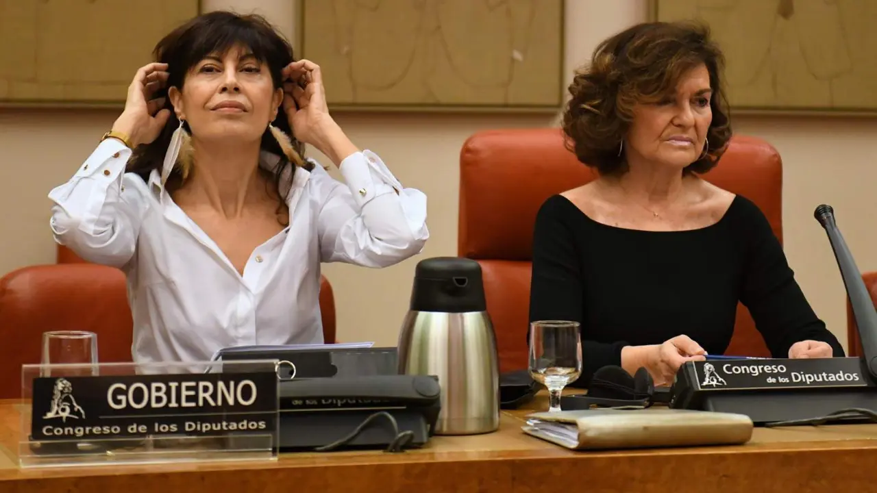  La ministra de Igualdad, Ana Redondo (i) y la diputada del PSOE y exvicepresidenta primera del Gobierno Carmen Calvo (d), durante la Comisi&oacute;n de Igualdad, en el Congreso. - Fernando S&aacute;nchez - Europa Press 
