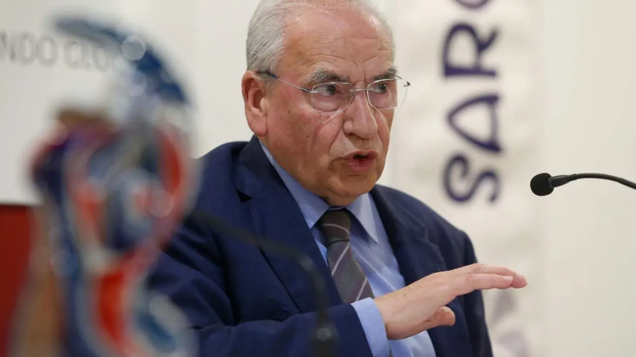  Ribadeo, Lugo. El exvicepresidente del Gobierno en los gabinetes de Felipe Gonz&aacute;lez, Alfonso Guerra, ofrece una conferencia en el Hotel Voar dentro del ciclo organizado por la Fundaci&oacute;n Sargadelos - CARLOS CASTRO - EUROPA PRESS 