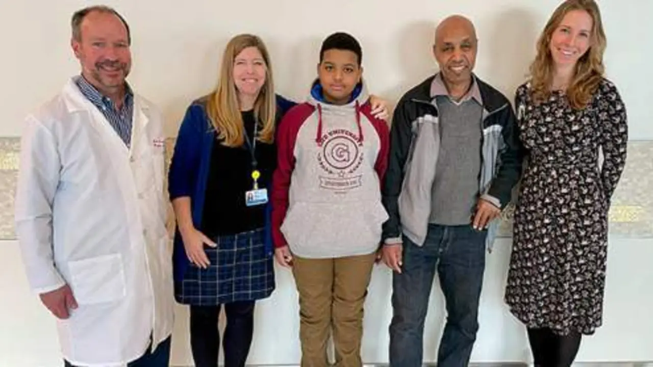  Aissam, de 11 a&ntilde;os, fotografiada aqu&iacute; en el medio (cr&eacute;dito, Divisi&oacute;n de Otorrinolaringolog&iacute;a, CHOP), entregada a la prensa. 