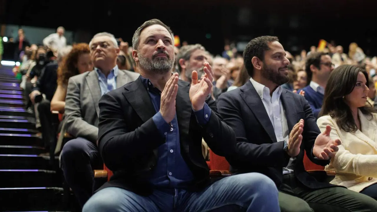  (I-D) El l&iacute;der de Vox, Santiago Abascal, el secretario general de Vox, Ignacio Garriga, y la portavoz de Vox en el Congreso, Pepa Mill&aacute;n, durante el acto de reelecci&oacute;n del l&iacute;der de Vox tras la Asamblea General Extraordinaria de Vox, en el Madrid Marriott - Alejandro Mart&iacute;nez V&eacute;lez - Europa Pres 