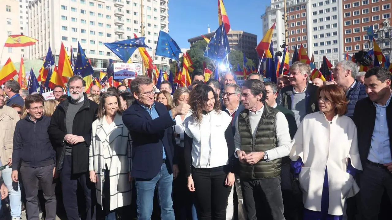  (I-D) El secretario general del PP de Madrid, Alfonso Serrano, el alcalde de Madrid, Jos&eacute; Luis Mart&iacute;nez-Almeida, el expresidente del Gobierno, Mariano Rajoy, la secretaria general del PP, Cuca Gamarra, el presidente del Partido Popular, Alberto N&uacute;&ntilde;ez Feij - Ricardo Rubio - Europa Press 
