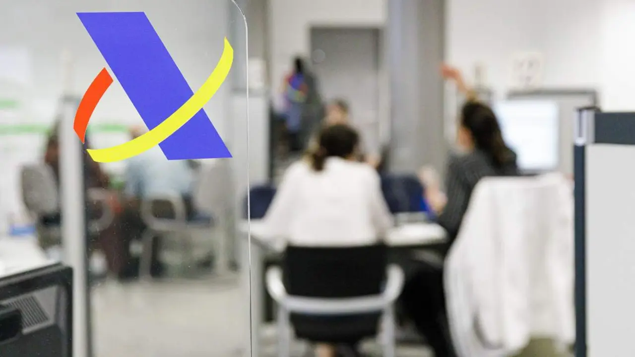  Archivo - Varias personas son atendidas en la Agencia Tributaria. - Carlos Luj&aacute;n - Europa Press - Archivo 